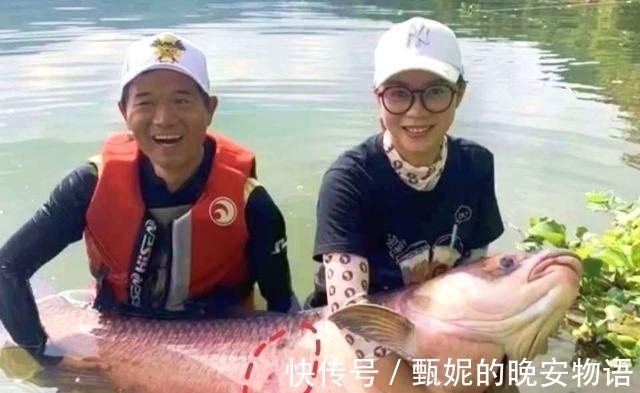 邓刚教聂小雨钓鱼，全程认真指导，网友：身材确实好