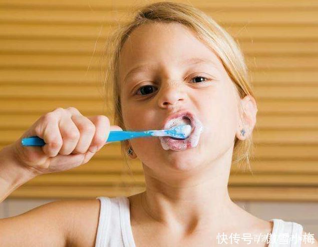 乳牙|6岁女儿长出双排牙能拔吗？医生说出原因后，妈妈：不该这样喂你