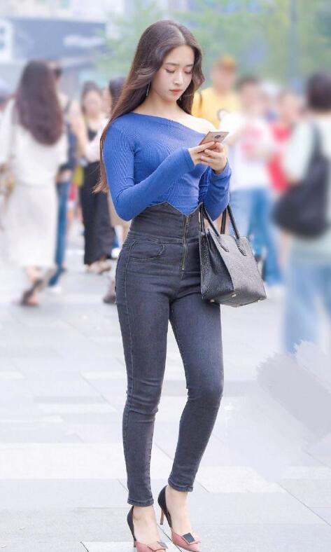 皮夹克|路人街拍，美女温婉优雅，帅气的皮装搭配蓝色牛仔裤，青春时尚