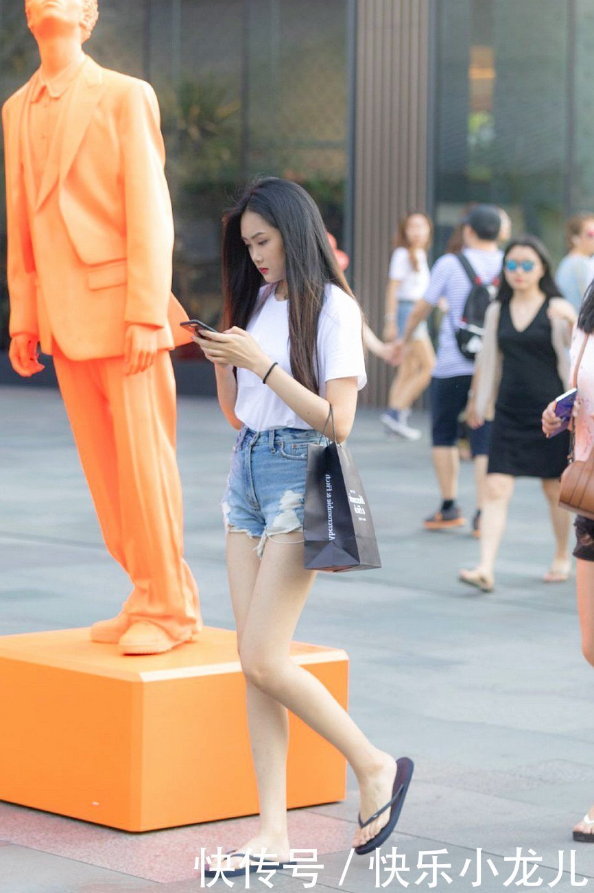 慵懒风的时尚魅力开始风靡,小姐姐们一双拖鞋,展现了自信美