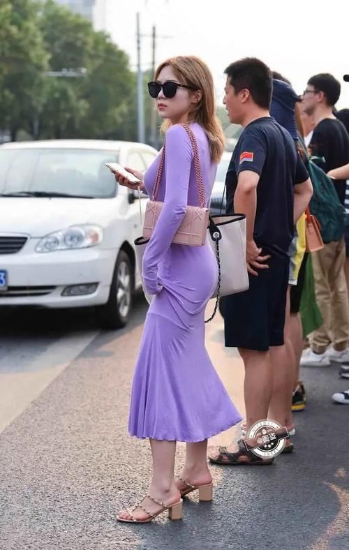 飘逸|炫耀夺目的连衣裙穿出时尚潮流感，穿出优雅浪漫的气息，飘逸潇洒