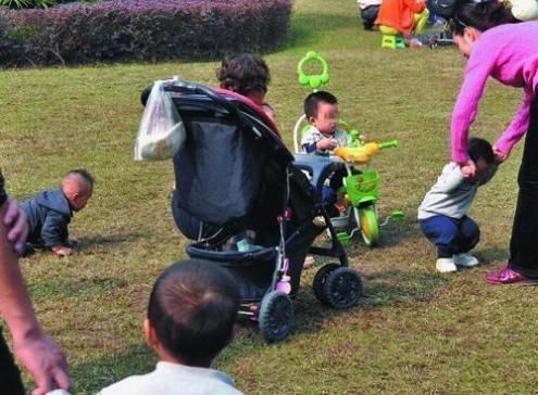 不要和陌生人说话|陌生“奶奶”喊娃小名，想拐走孩子，妈妈急中生智的做法让人称赞