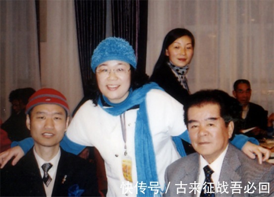 接力棒|2011年丛飞遗孀遗体告别仪式, 5岁女儿默默抹泪,上千名市民送行