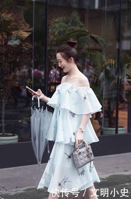 街拍:小姐姐,笑容甜美迷人,性感时尚时尚穿衣风格你喜欢吗?