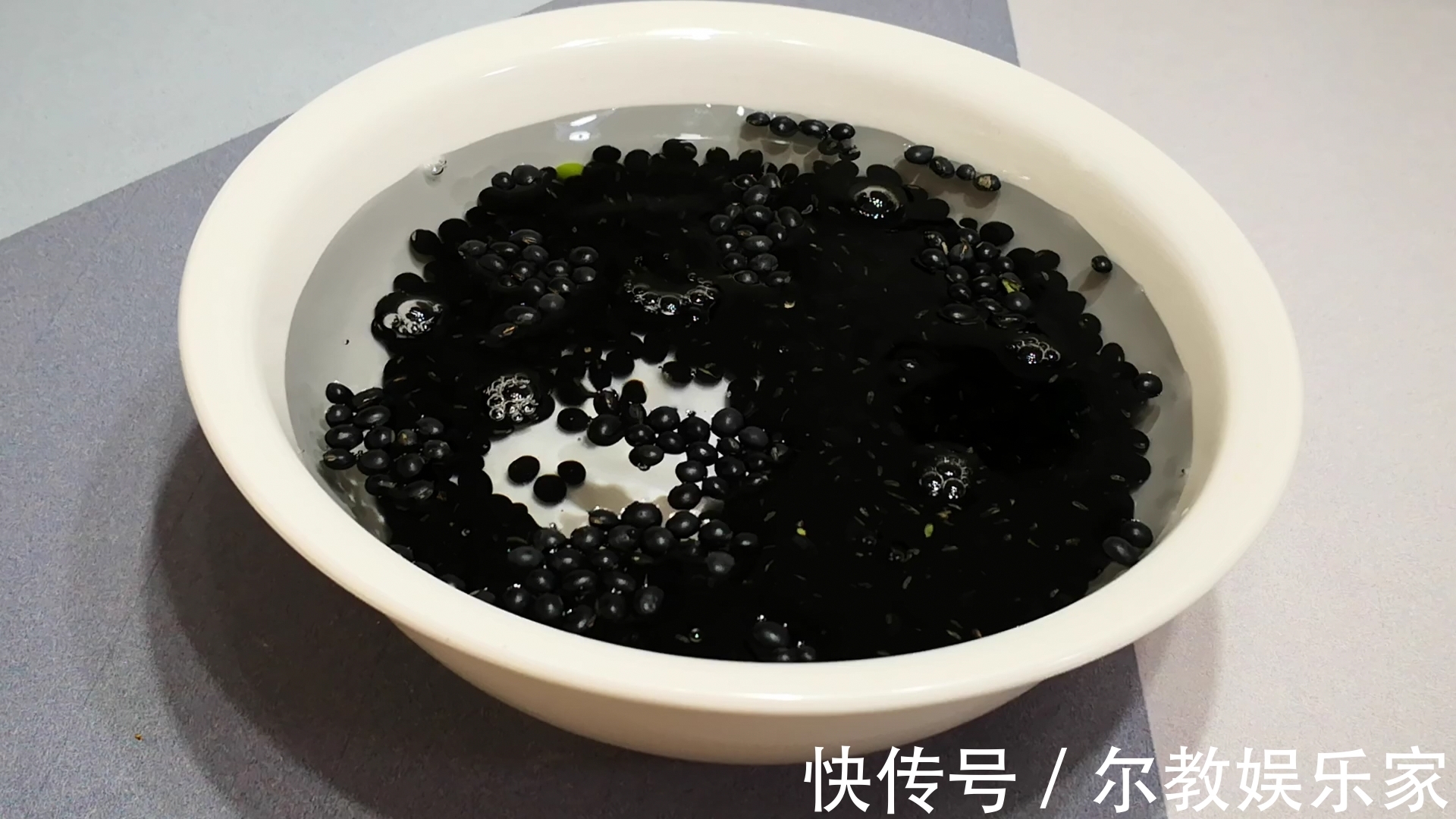 晓峰|黑豆放锅里蒸一蒸，作用拿钱都买不到，80岁奶奶偷教妙招，真管用