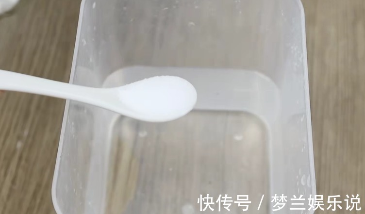 不论玻璃多脏,只需要学会这一招,不用一滴水,干净明亮不留灰尘