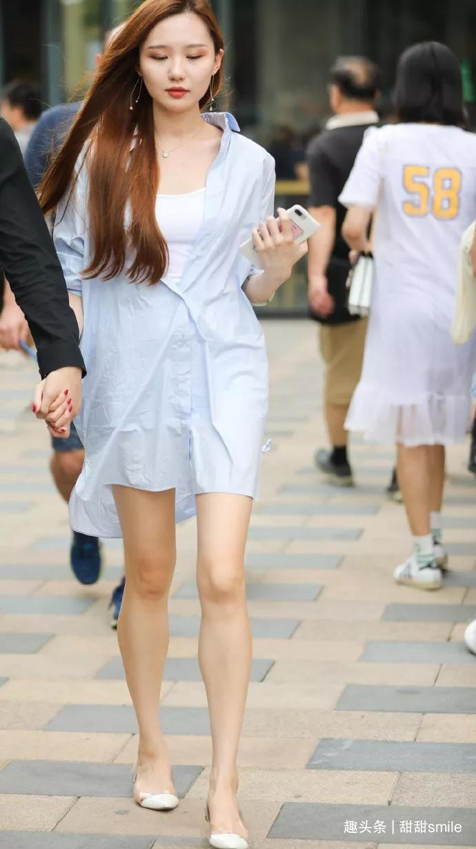 美女脚上一双粉红色的尖头高跟鞋,让她既显年轻又有着轻熟的韵味