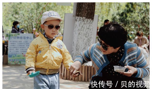 孩子|双胞胎女儿分开带,一个跟爸妈,一个跟奶奶,长大差距很明显