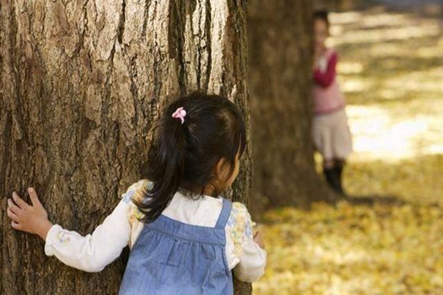 躲猫猫|小孩子藏猫猫“顾头不顾脚”,除了可爱,还和自身的心理发育有关
