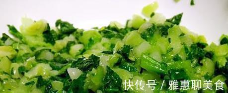 让青菜包子的绿色蔬菜变得绿色和新鲜,而且很香