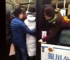 |搞笑GIF:大叔,你是怎么做到的,眼镜怎么就跳上去了