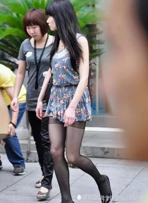 难看|都说苗条身材的女人穿黑丝袜特别美,但你见过连衣短裙配黑丝袜吗,真难看