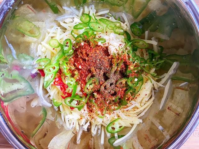 炝拌土豆丝|土豆的另一种新吃法，脆爽开胃，好吃得停不下筷子