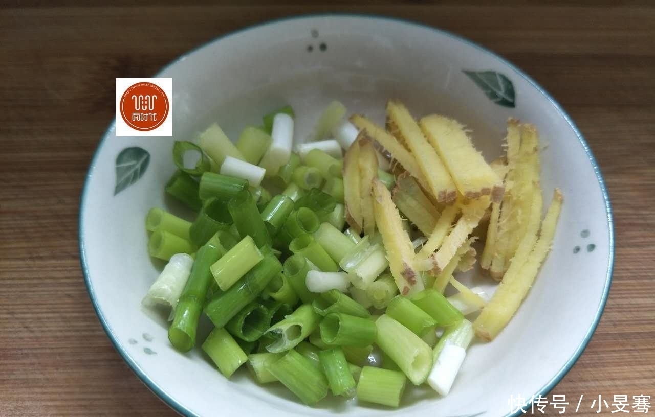 自己做的手工西红柿鸡蛋打卤面,汁浓面爽,比饭馆里的好吃!