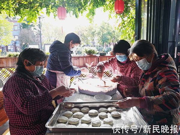 香樟苑|三林塌饼、空运“神秘水果”……香樟苑上演一幕幕“舌尖上”的暖心故事