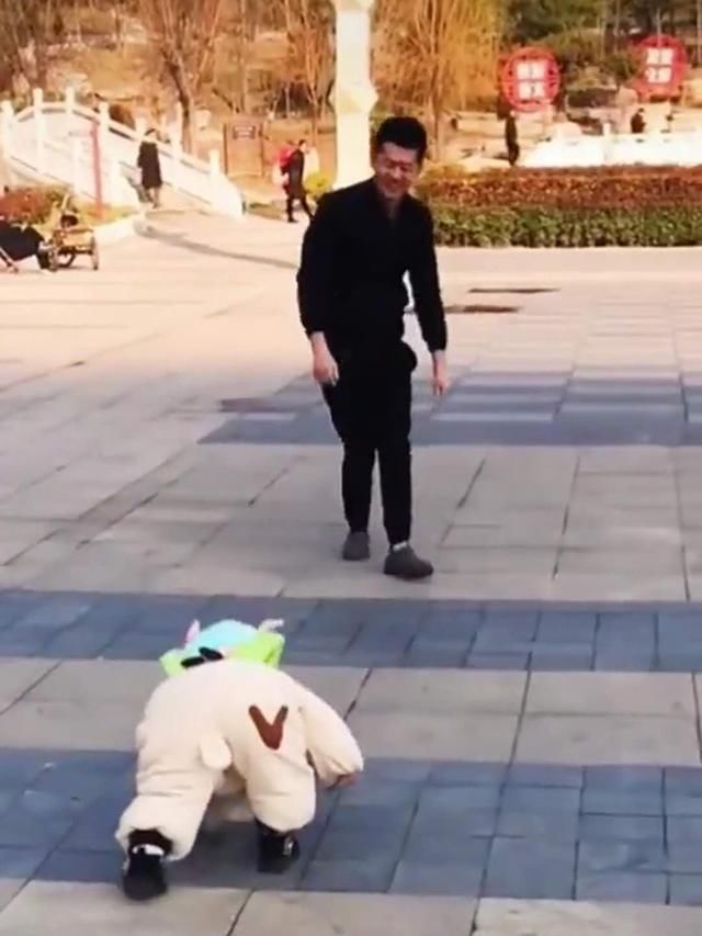 爸爸在宝宝面前翻跟头,宝宝不甘示弱,当宝宝翻倒在地时妈妈笑喷