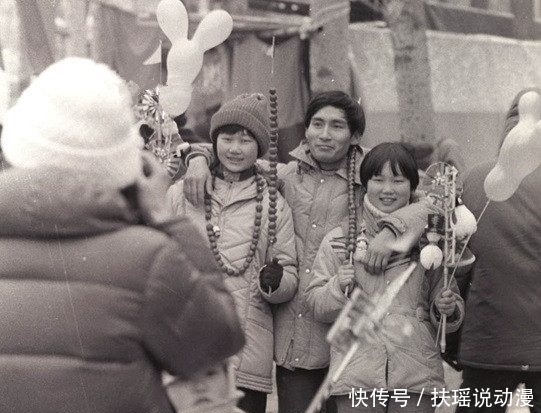冰糖葫芦|罕见老照片:80年代庙会小吃,第二张的冰糖葫芦让人吃惊!