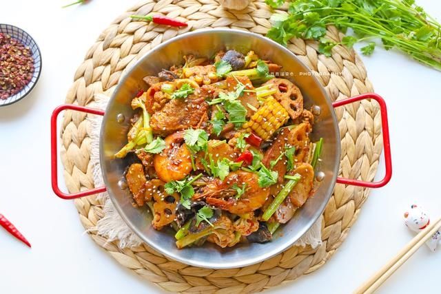 麻辣香锅在家也能做，步骤简单，食材丰富，比点外卖实惠多了