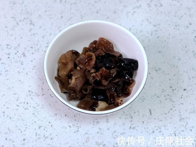 近视眼|霜降红薯甜如蜜，收完红薯叶子别乱扔，配上木耳炒一盘，特别美味