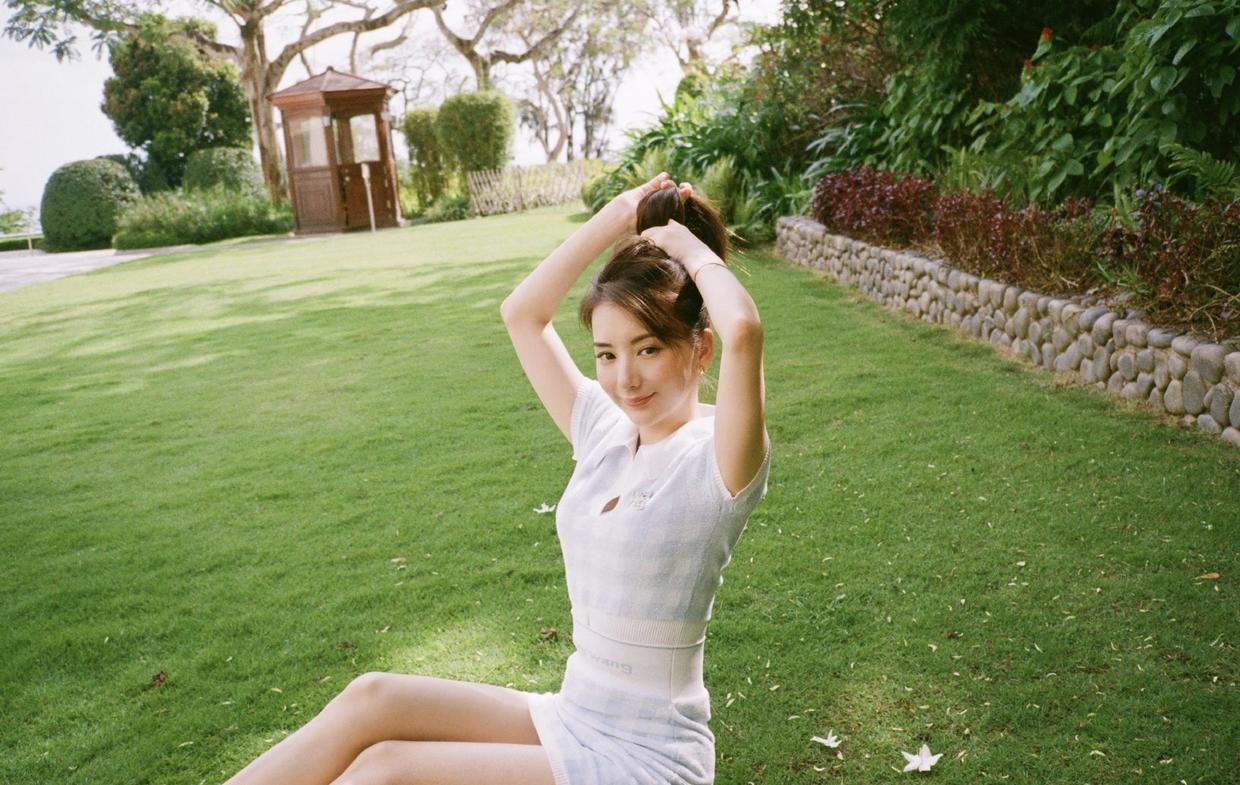 穿搭|方媛不愧是“天王嫂”,日常出行穿baby蓝色针织套装,温柔又减龄