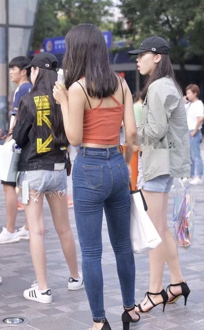 爱喝|美女街拍:虽然爱喝奶茶,但小姐姐的身材真不错!