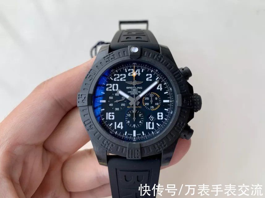 劳力士 手戴名表踩点下班，这个男人的夜晚指定不简单