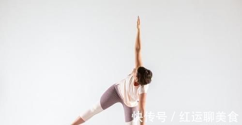 胸腔|一个瑜伽侧身伸展动作,让你的曲线更优美迷人,还能强化核心力
