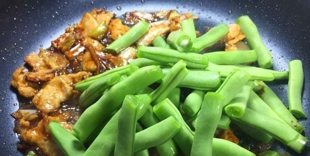 香死了，豆角焖面这么做面条筋道，豆角嫩，孩子直呼要吃三大碗