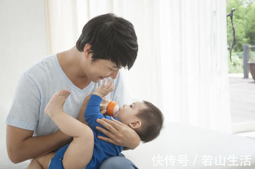 奶量|婴儿吃奶时为啥扭来扭去还哼唧?4个“语言信号”,新手爸妈了解