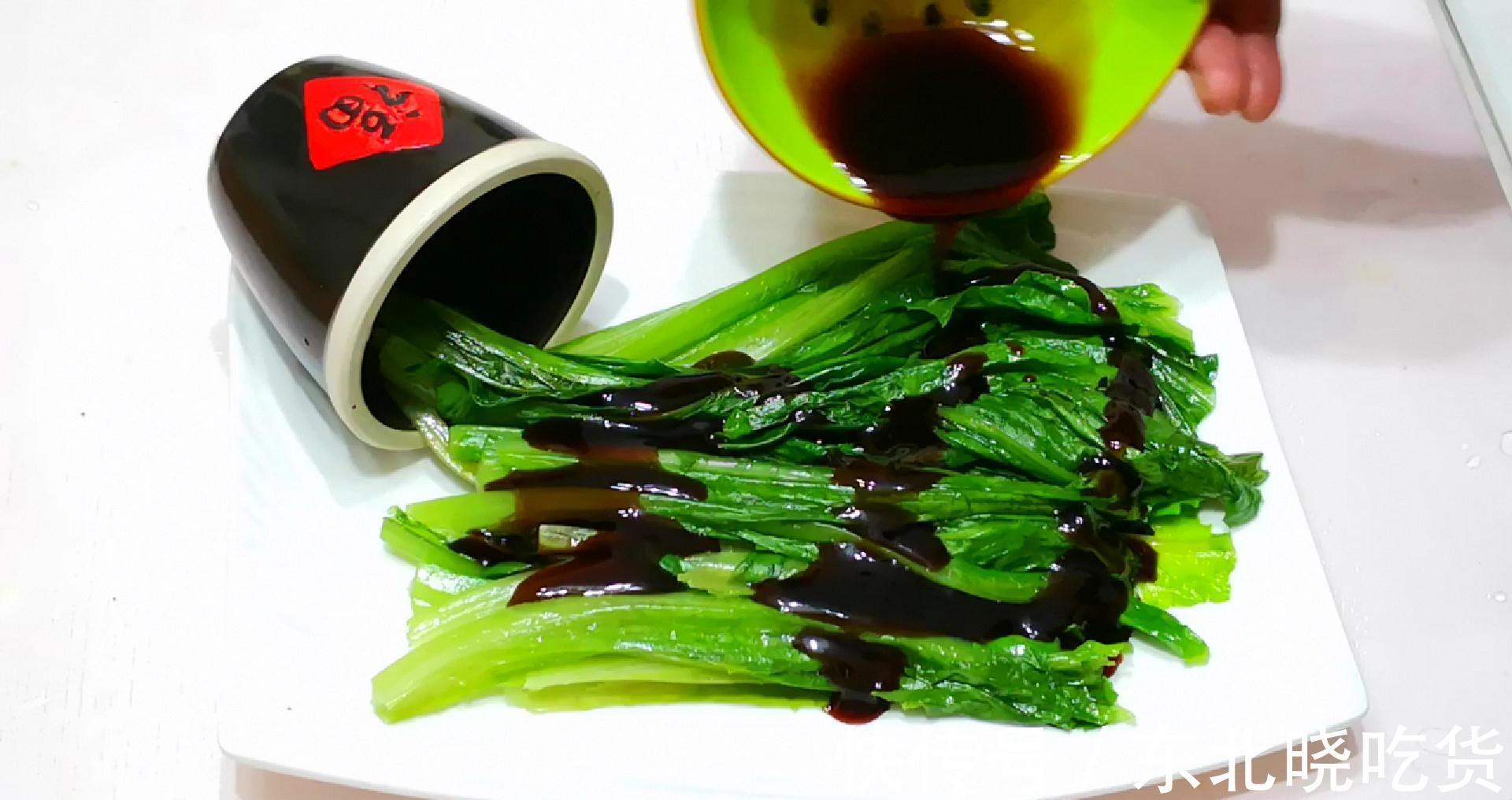 怎样炒好一盘青菜?最忌直接下锅,教你2方法,又脆又好吃还不黑