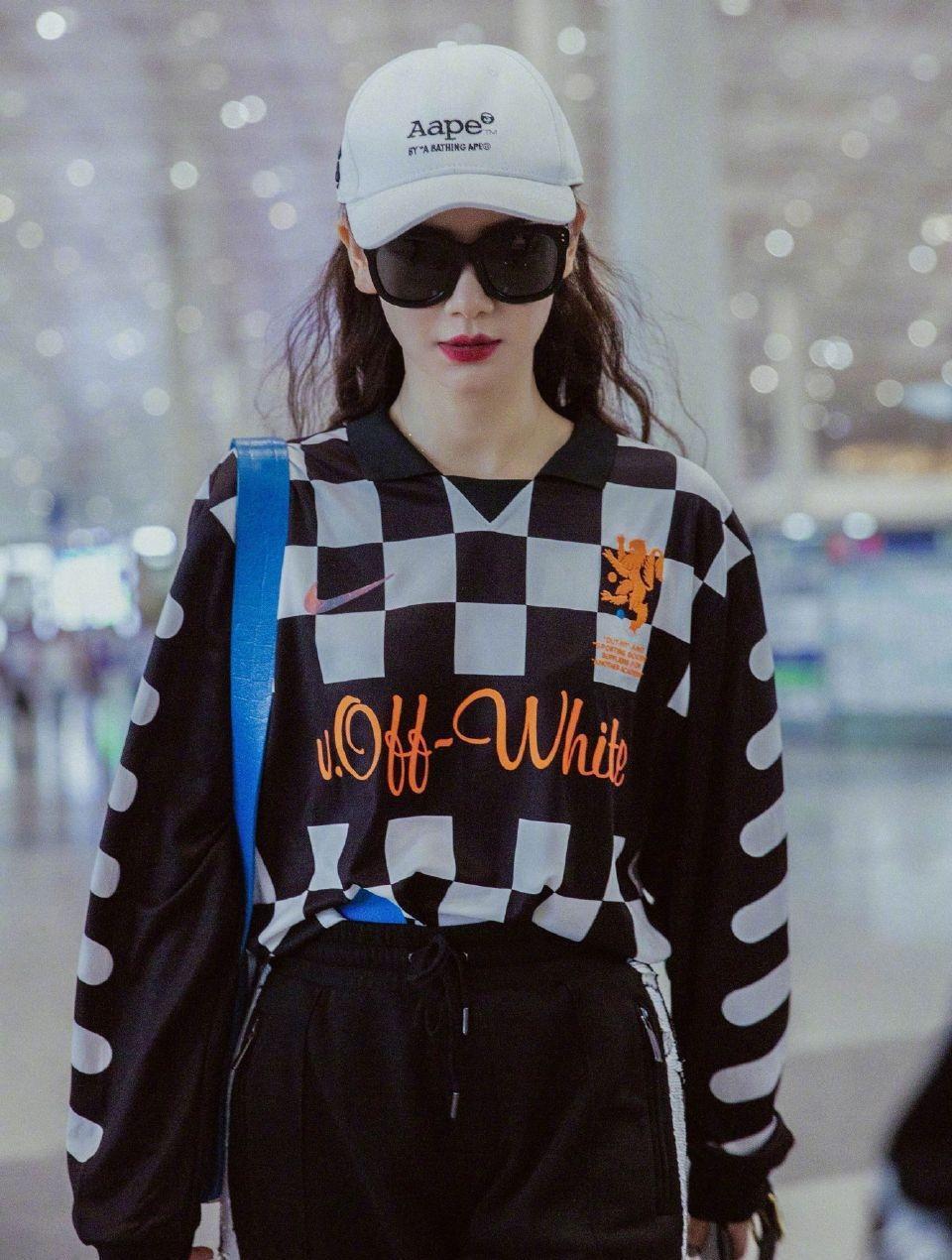 极简|毛阿敏真是“阿姨圈顶流”,白上衣配紧身裤干净利落,简约大气