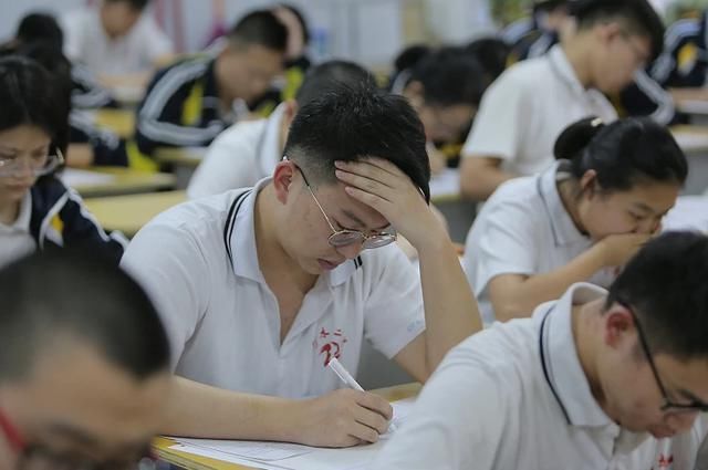 中考|初中禁止划分“重点班”，学霸学渣要并肩前行，家长却满脸愁容