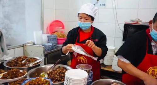 家小饭馆|开在厕所旁边的20年老店，只卖3样菜，老人推着轮椅都要来吃