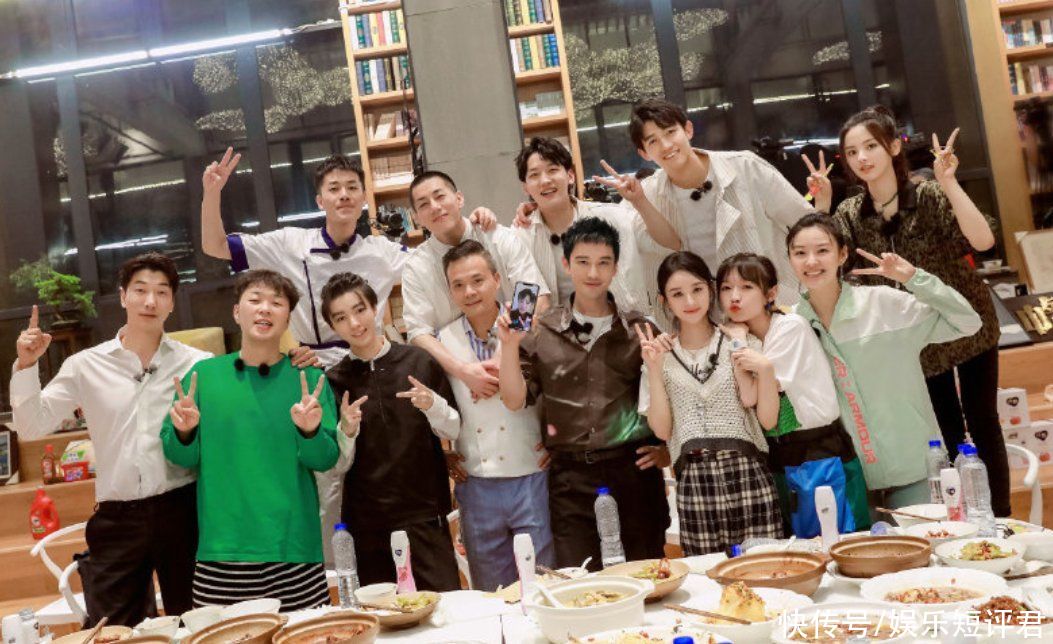 寧靜|《中餐廳5》開始錄制，生圖下姚安娜像路人，寧靜妝容太濃引關注