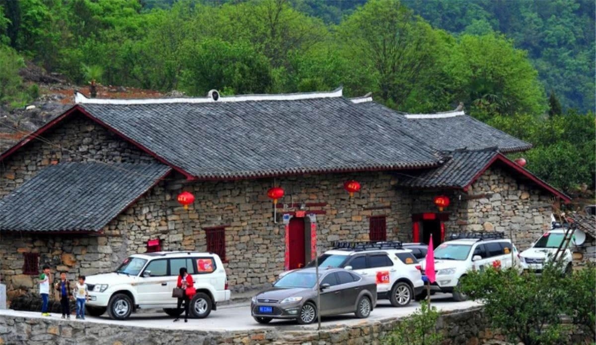 门当户对|俗语:宁愿邻居养条牛,不愿邻居出诸侯,啥意思?老话说透了人性