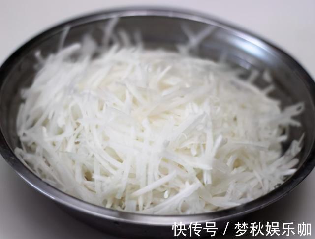 味道|萝卜包饺子时,用盐杀水还是下锅炒干?教你1招,味道鲜还不出水