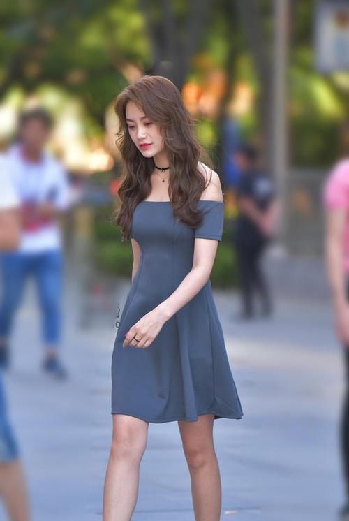 不失|抓拍到一位性感又不失可爱的小姐姐