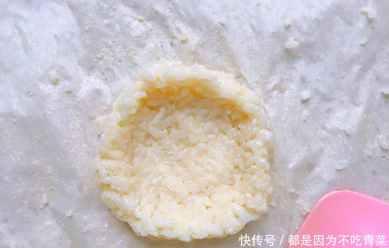 剩米饭别炒着吃了,加1个鸡蛋搅一搅,又酥又嫩,百吃不厌