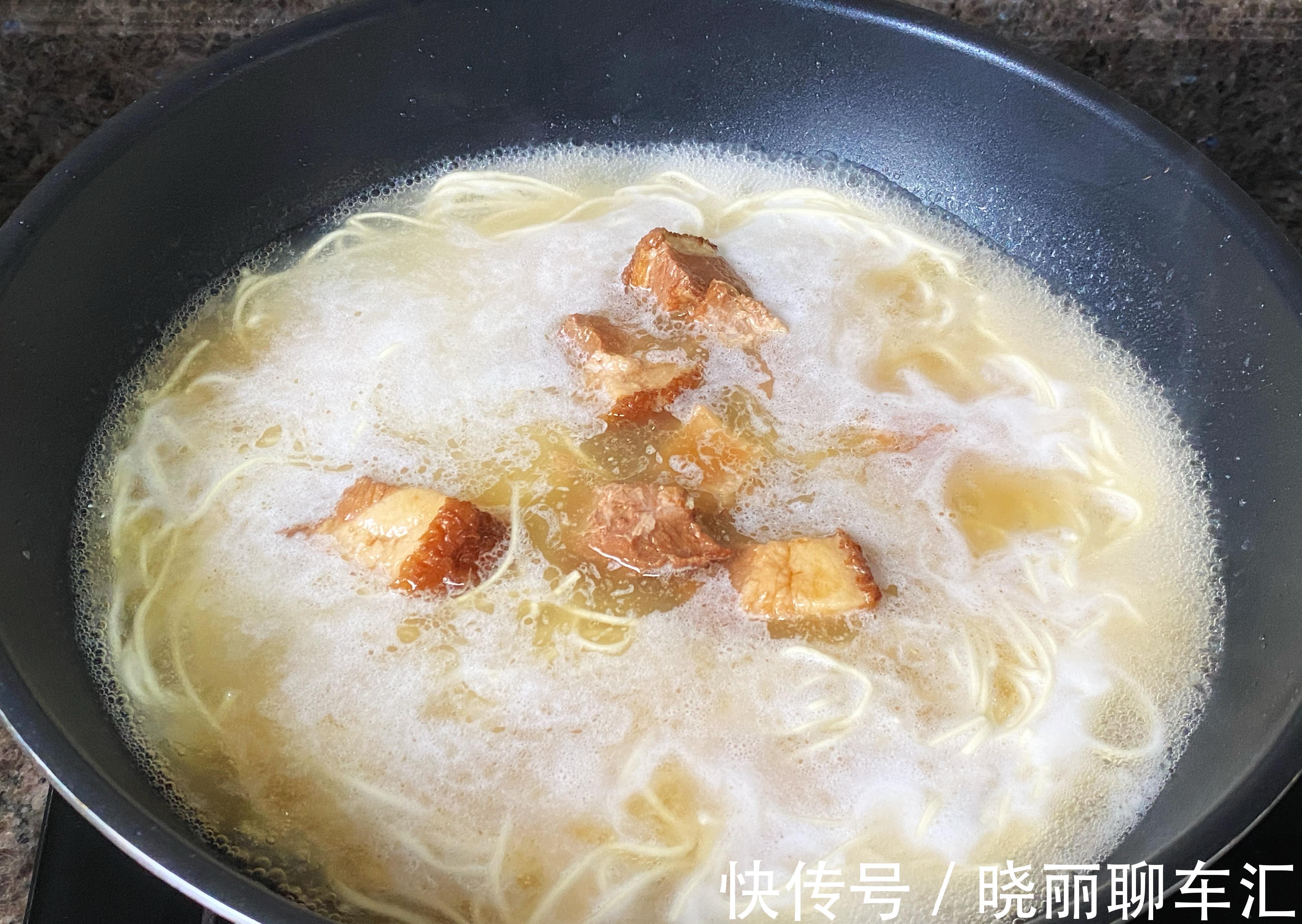 煮面条,最忌水开下锅,掌握3个技巧,面条筋道又爽滑,真好吃
