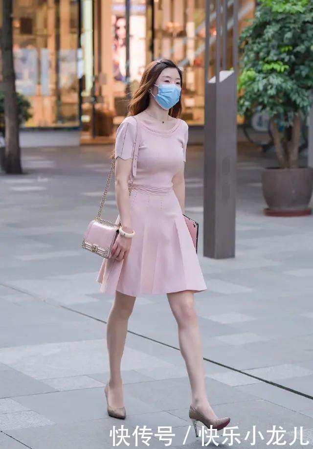 街拍黑色吊带背心搭配牛仔外套,初秋穿搭的不错选择