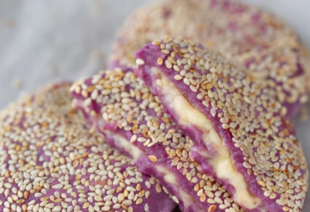 它富含花青素，热量比红薯低，做成饼煎一煎，香软营养且饱腹感强