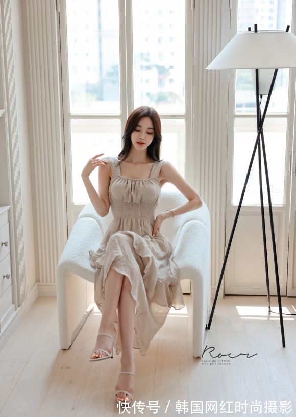 孙允珠|孙允珠高清时尚搭配:檀木灰棕幕帘梦纱婉约百褶裙