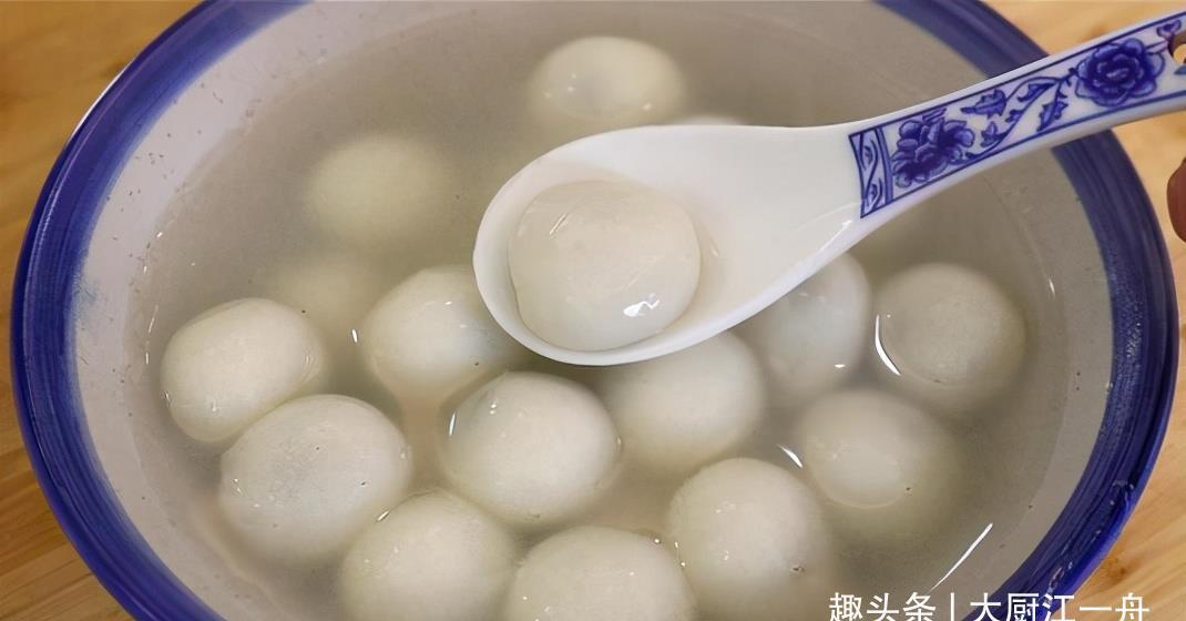只用清水煮汤圆就错了,教你一招,汤圆煮好后软烂不露馅,真解馋