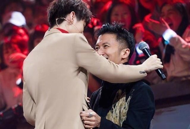 王菲|谢霆锋40岁生日,刻意布置成求婚现场,但王菲却不在乎