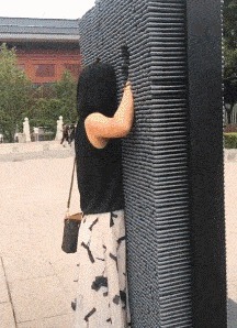 |搞笑GIF：一天卖多少钱无所谓，主要是气质不能输！