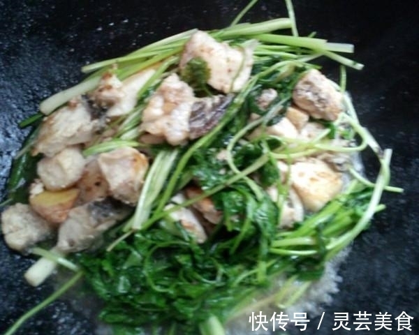 煎鱼时“不要”先开火倒油，20年老厨师教你1招，肉鲜不破皮