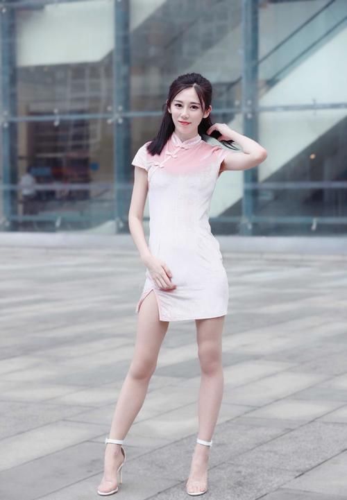 选择简约修身的连衣短裙,耐看塑形,让你的气质更显自信优雅