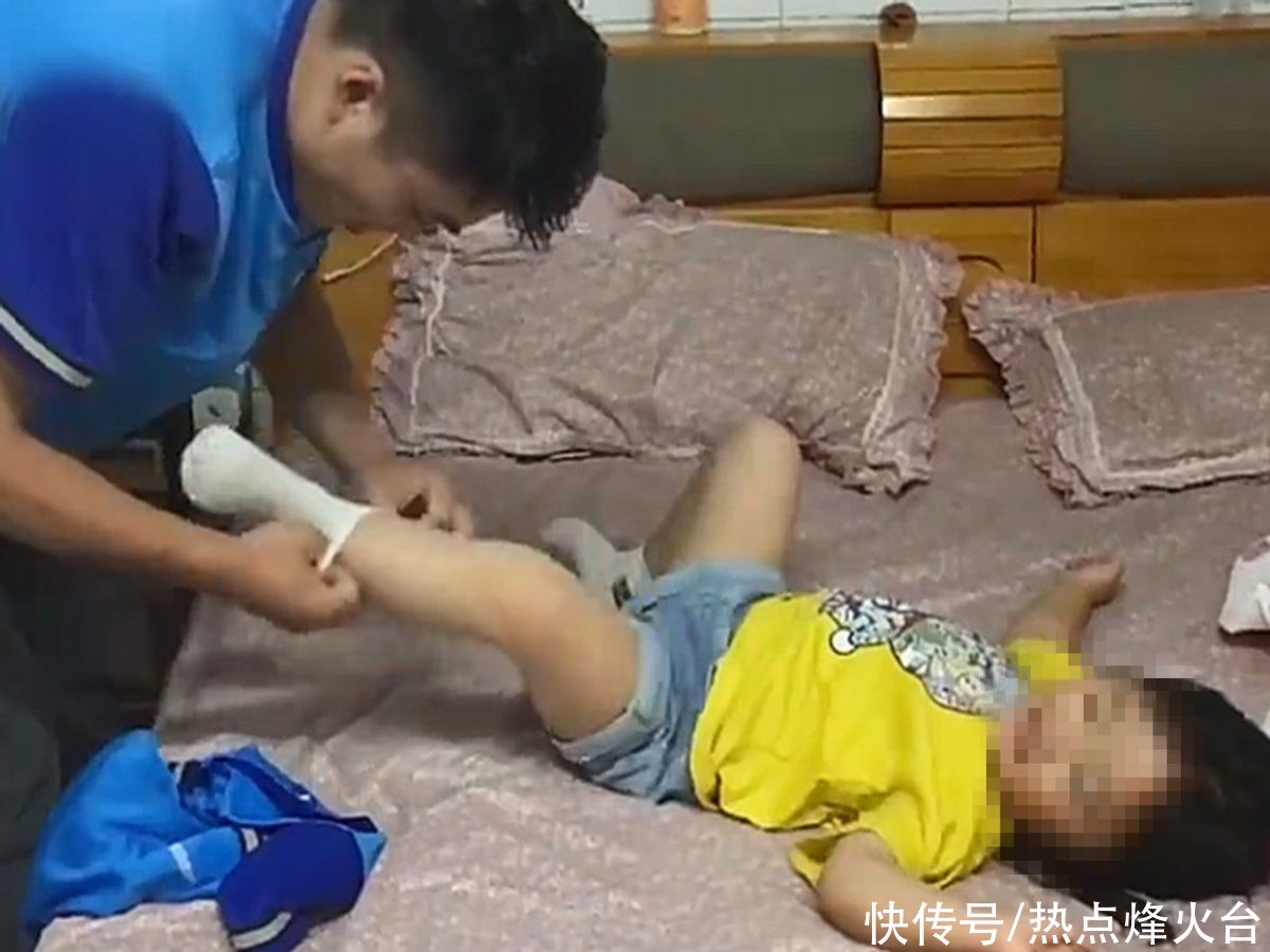 孩子|爸爸送外卖妈妈当服务员，2岁娃快乐成长，没钱也能养好孩子