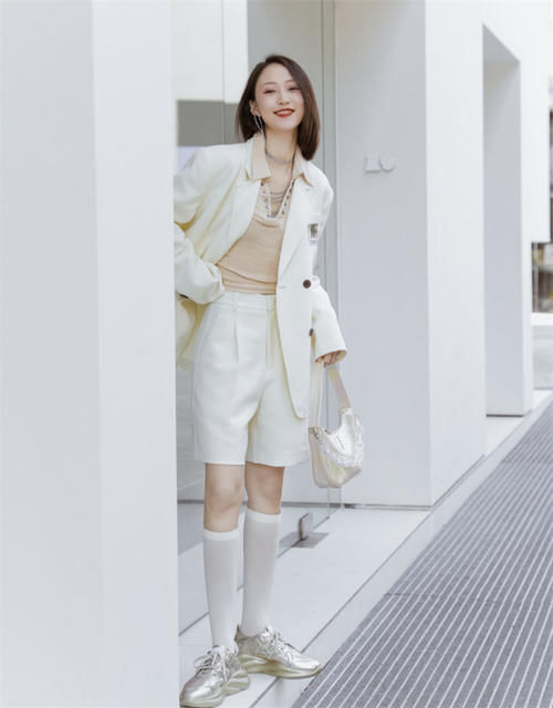 衣服|今秋流行这2件衣服:一件解决显瘦减龄问题,一件解决气质问题!