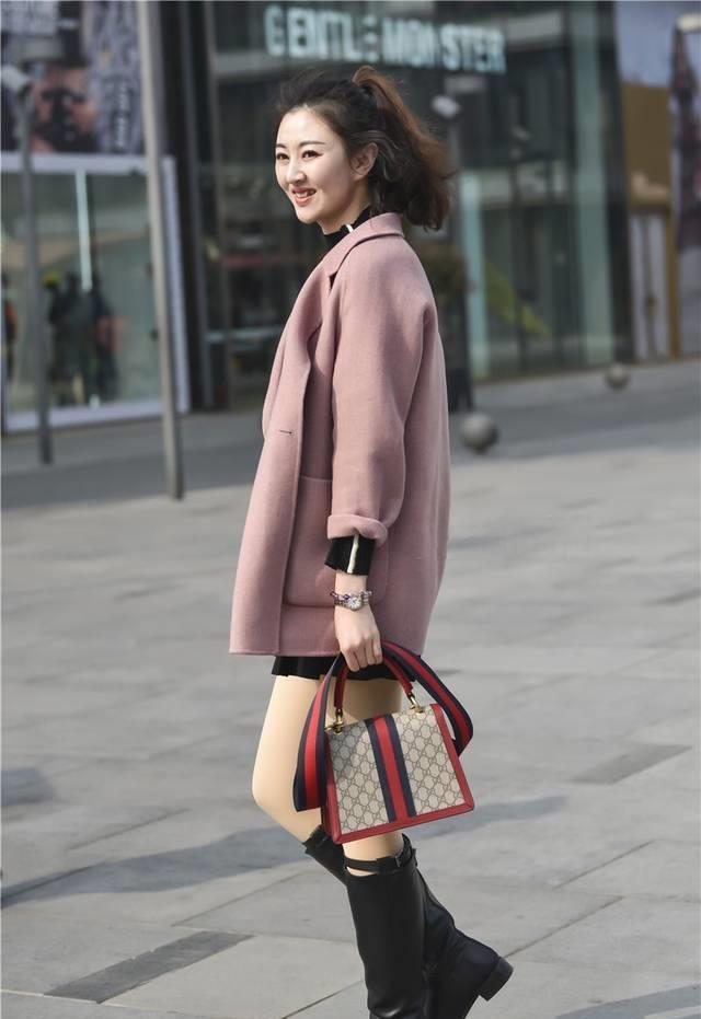 肤色 街拍:笑容很甜美的肉丝短靴女生,打扮也很有气质的OL范